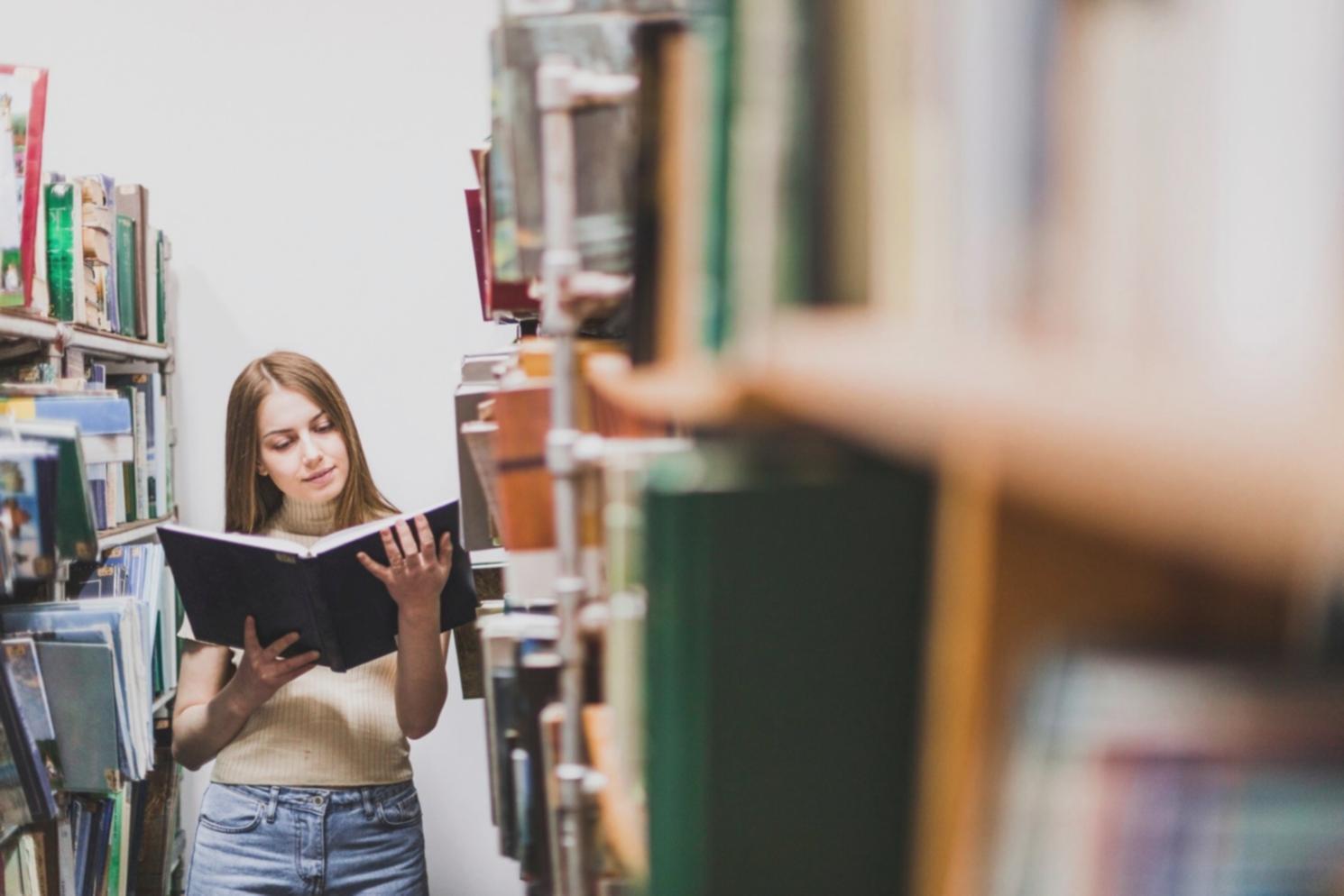Espace de travail organisé avec documents financiers et calculatrice